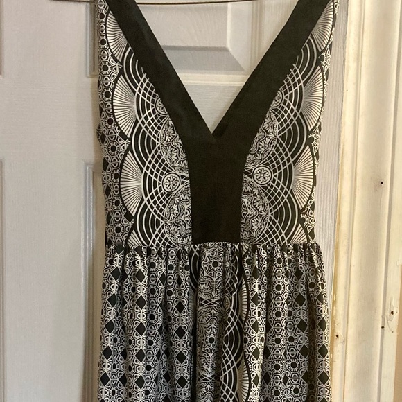Beautiful sleeveless black and white dress size large - Picture 1 of 3